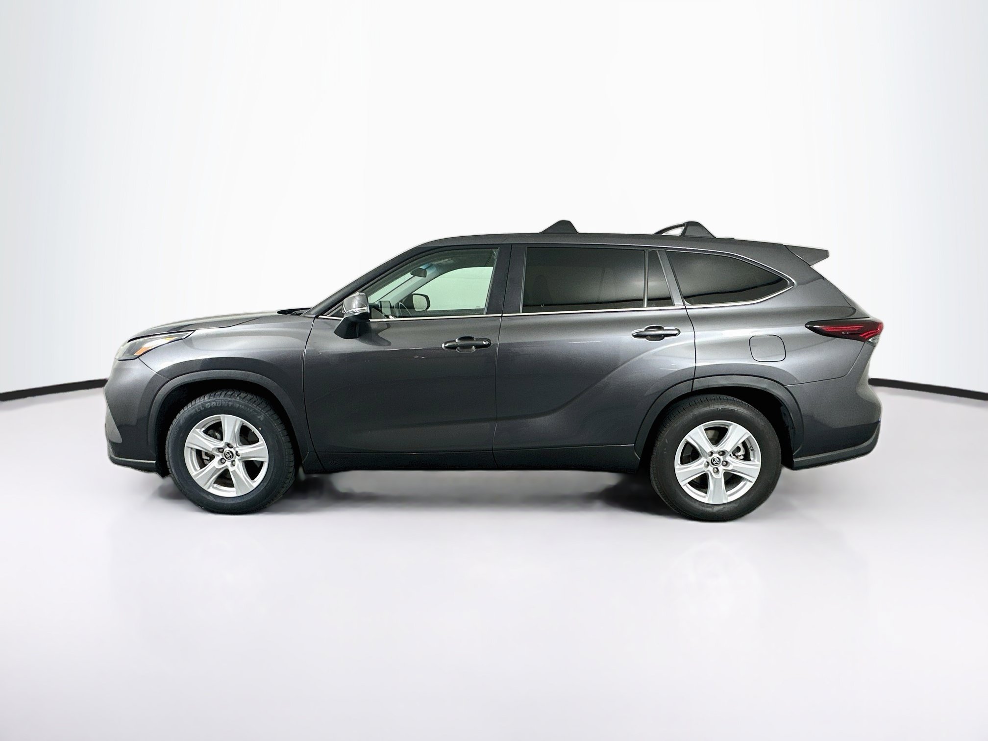 Used 2024 Toyota Highlander LE LE FWD