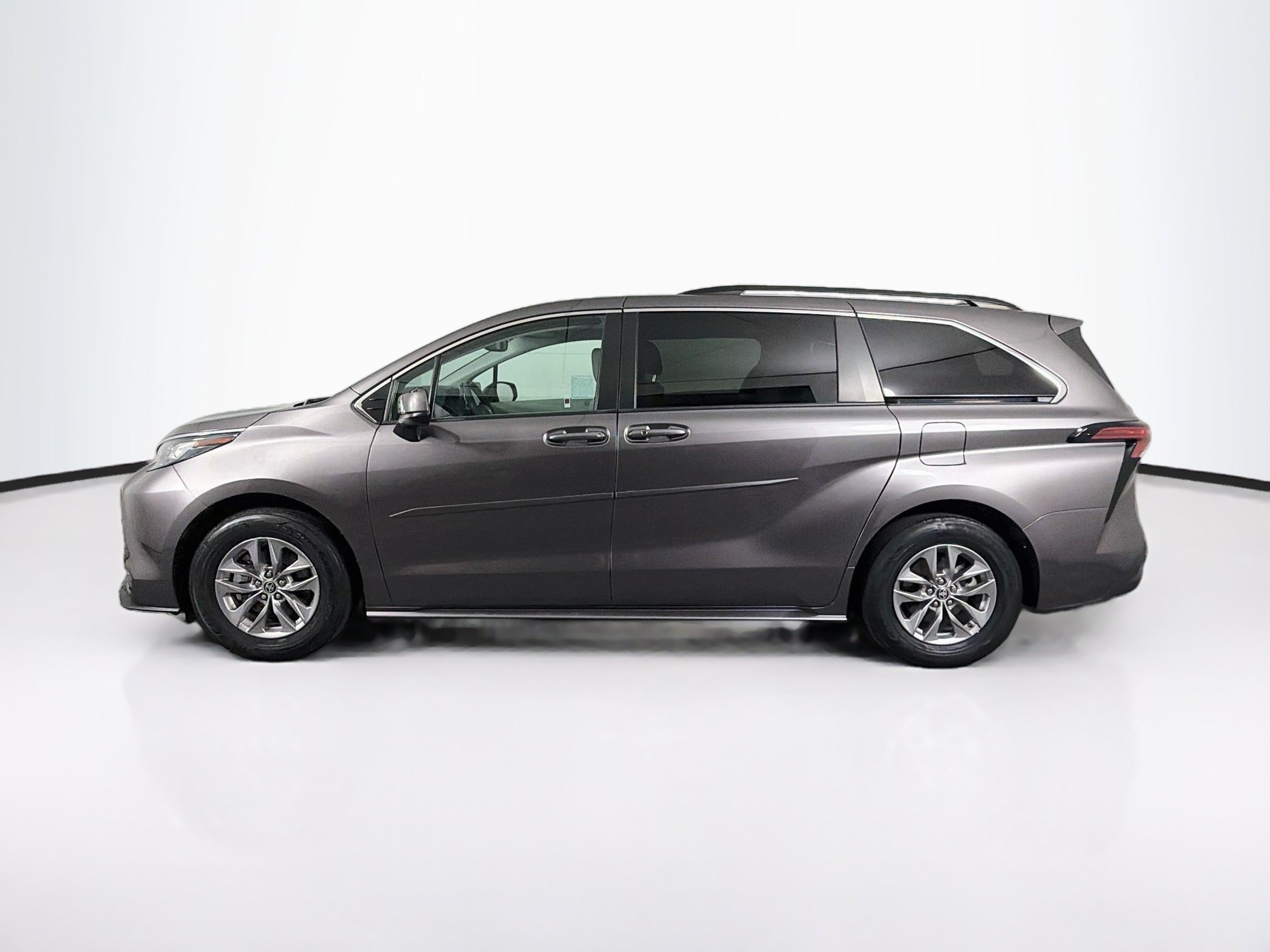 Used 2022 Toyota Sienna LE LE FWD 8-Passenger
