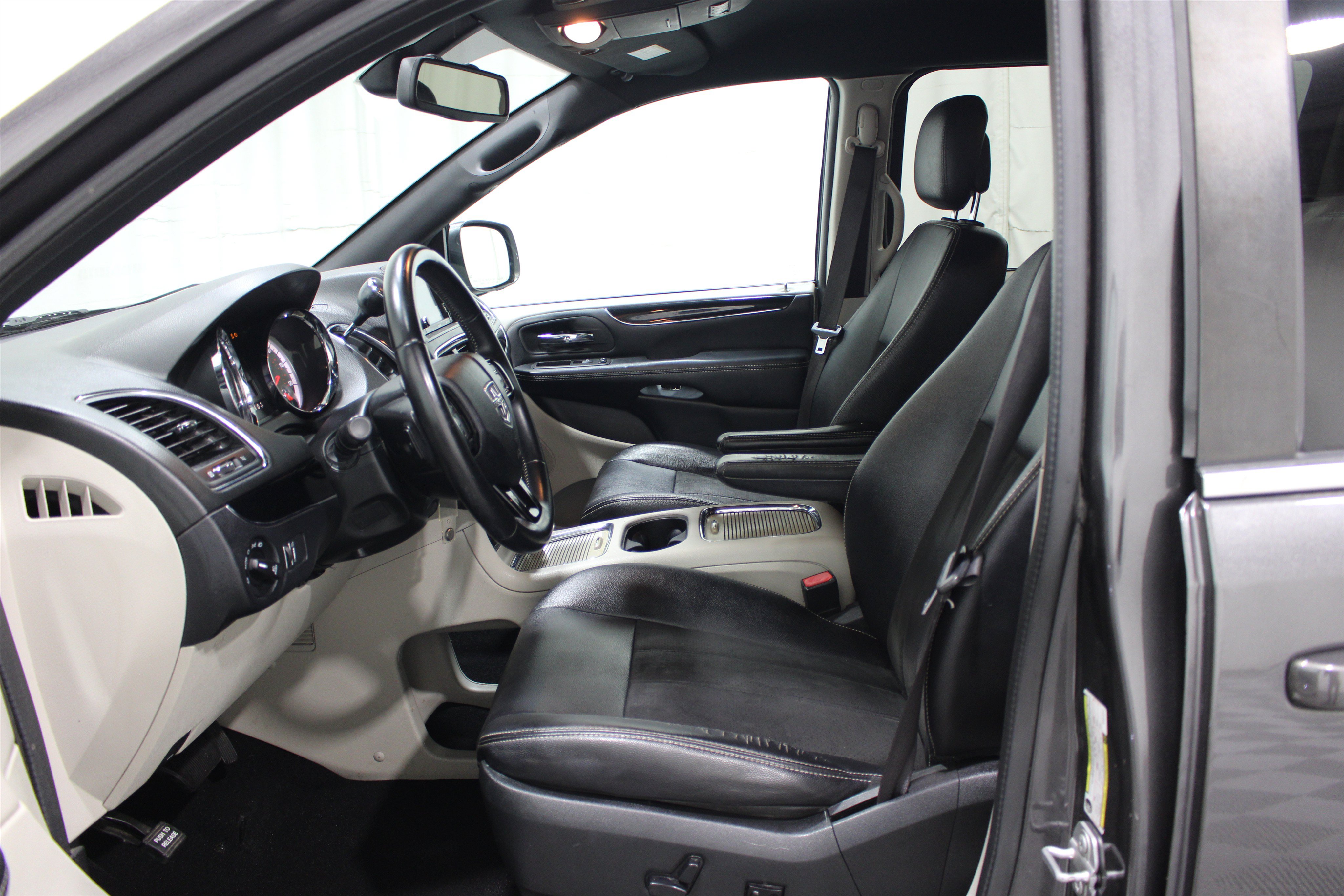 Used 2019 Dodge Grand Caravan SXT Van Passenger Van
