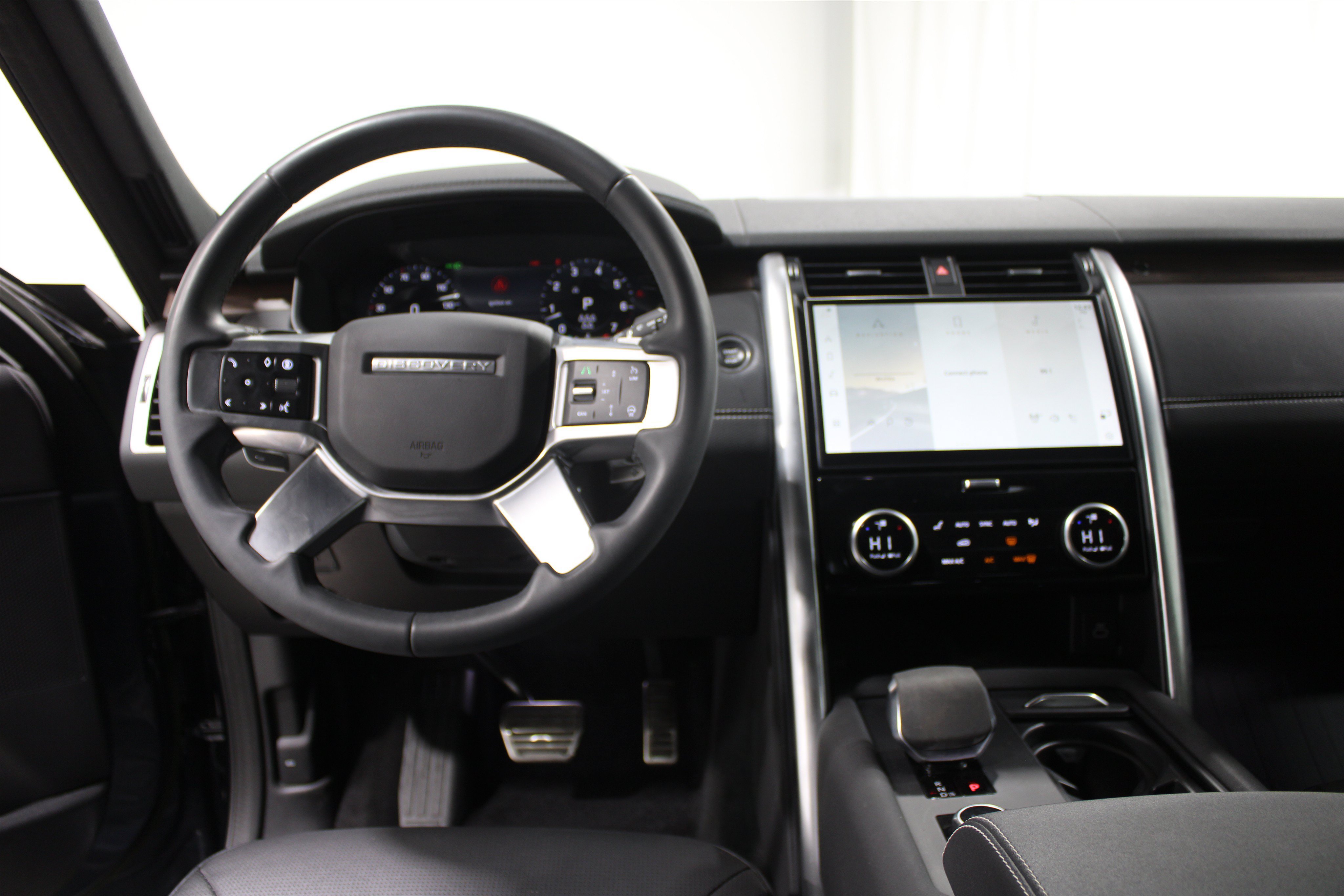 Used 2024 Land Rover Discovery P360 Dynamic SE SUV