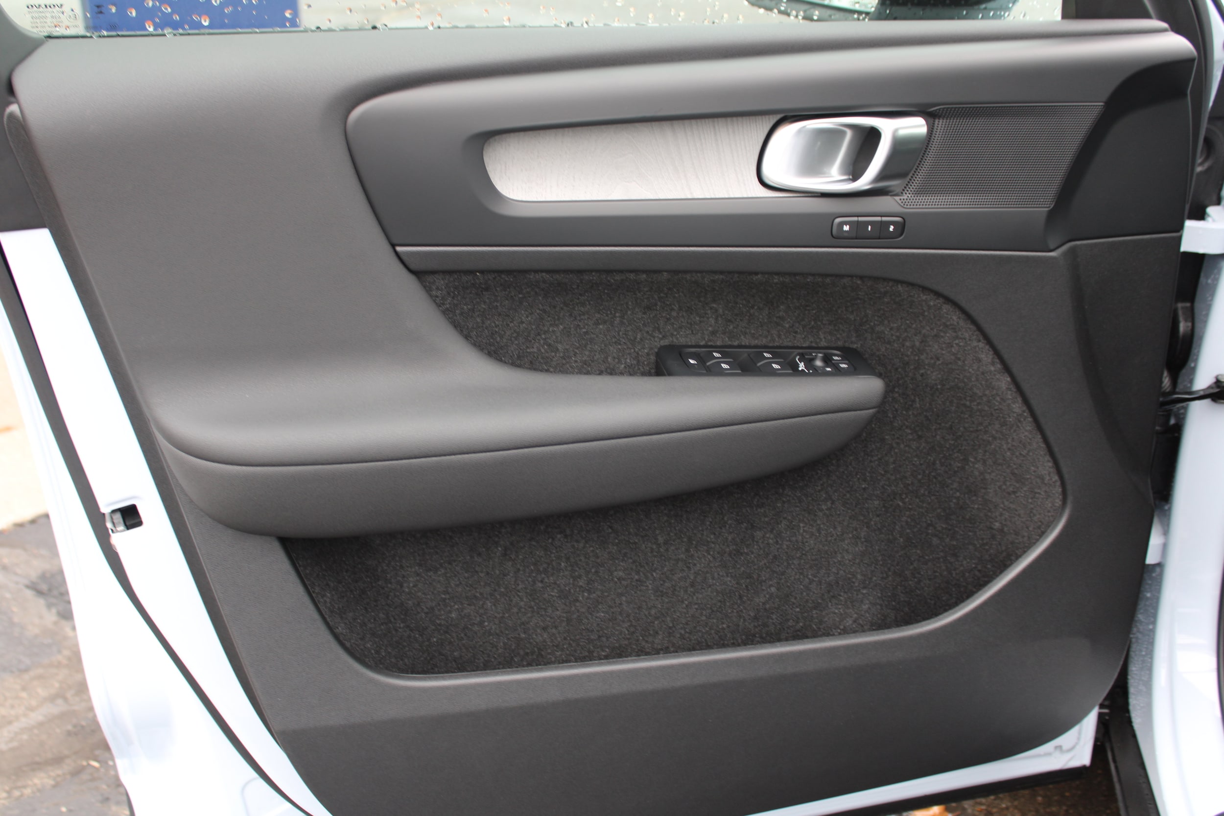 2026 Volvo XC40 Plus - Photo 10