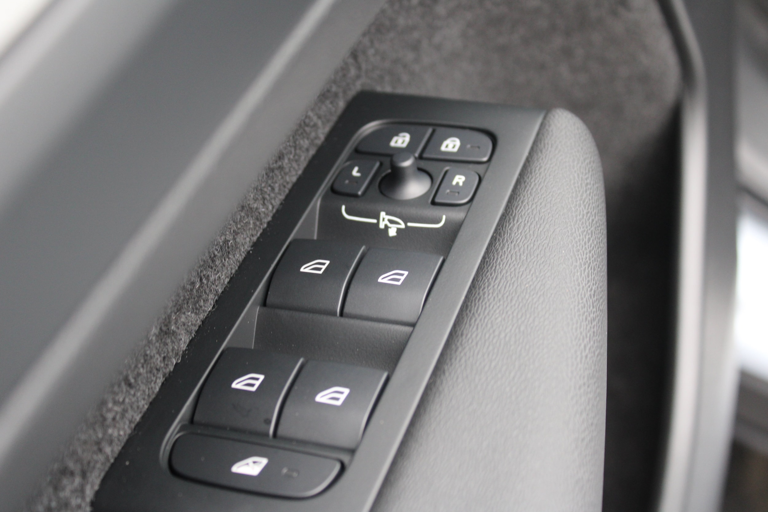 2026 Volvo XC40 Plus - Photo 11