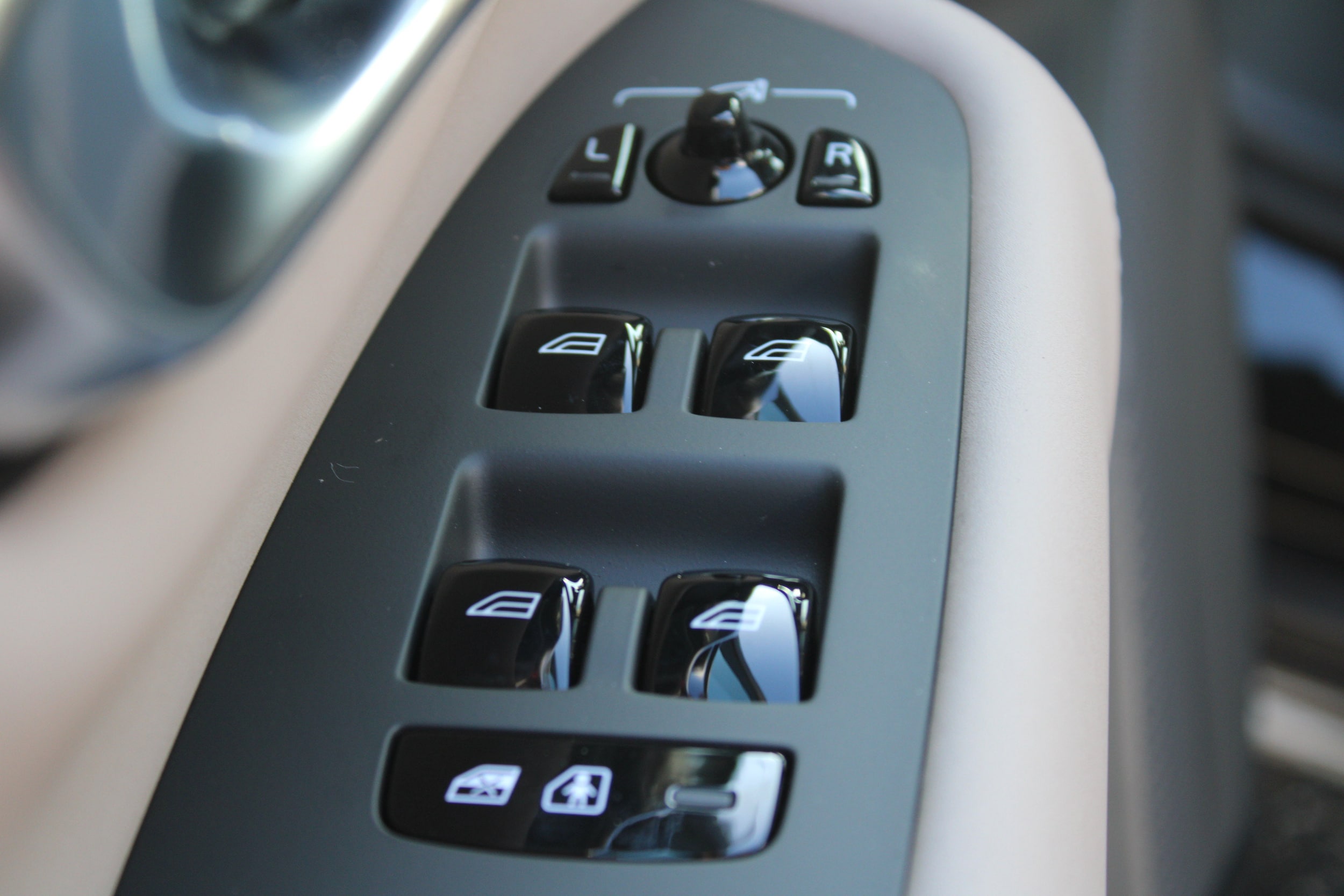 2026 Volvo XC90 Plus - Photo 16