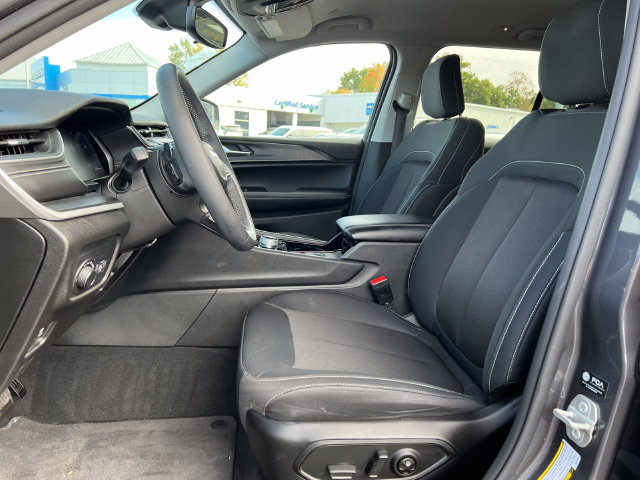 Used 2023 Jeep Grand Cherokee Laredo 4x4 SUV