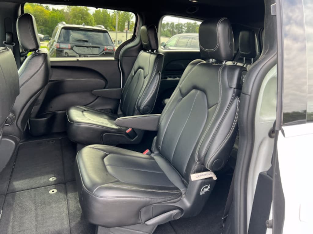 Used 2025 Chrysler Pacifica Select Minivan/Van