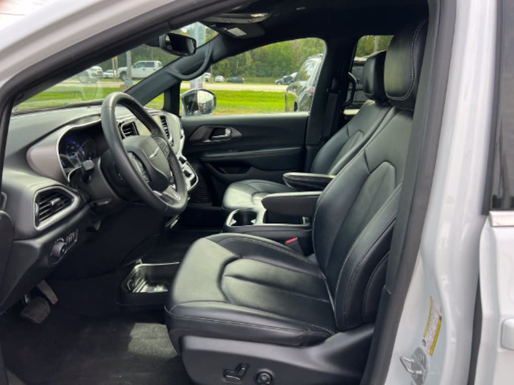 Used 2025 Chrysler Pacifica Select Minivan/Van