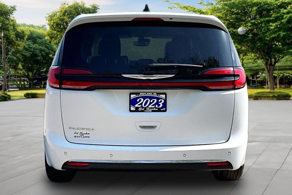 Used 2023 Chrysler Pacifica Touring L Minivan/Van