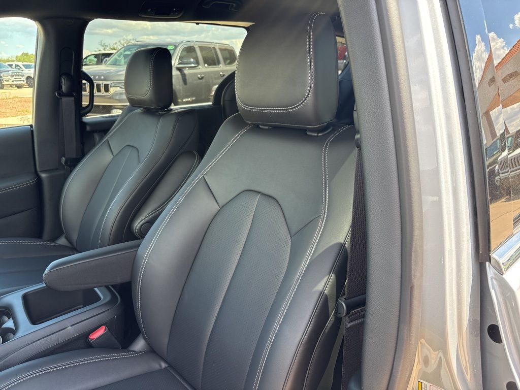 2026 Chrysler Voyager LX - Photo 14
