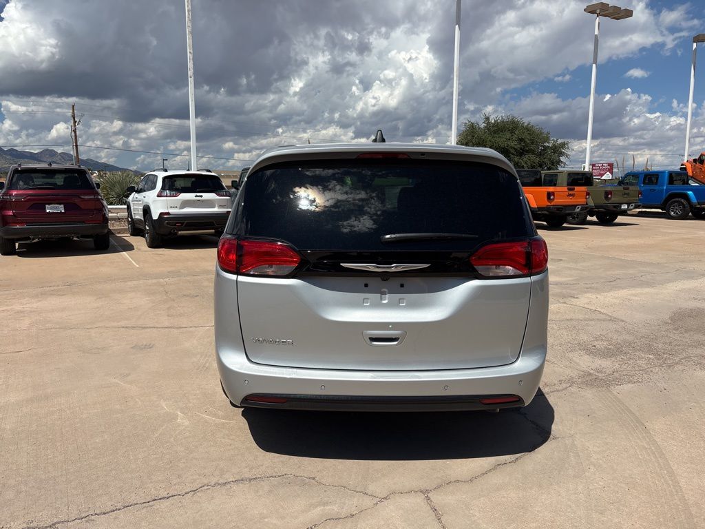 2026 Chrysler Voyager LX - Photo 6