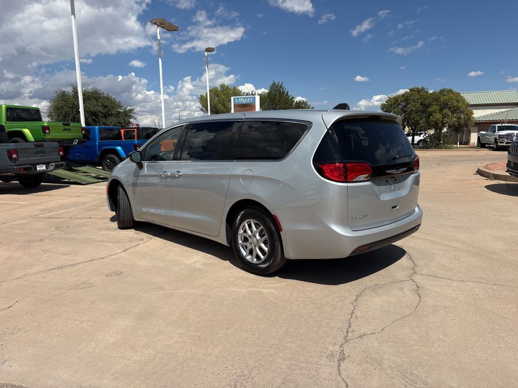 2026 Chrysler Voyager LX - Photo 7