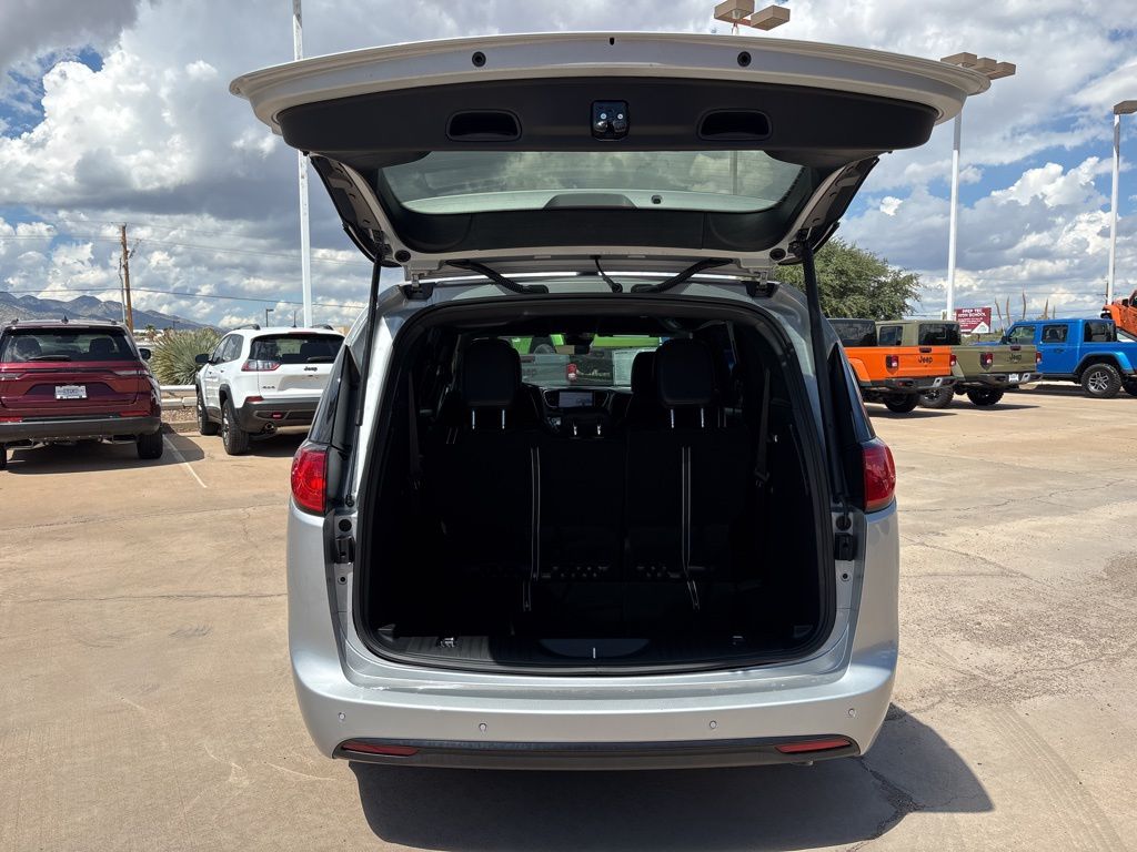 2026 Chrysler Voyager LX - Photo 25