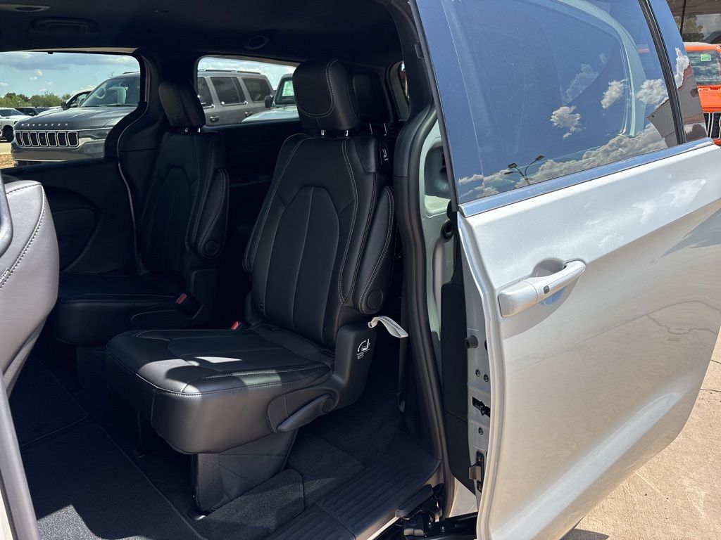 2026 Chrysler Voyager LX - Photo 17