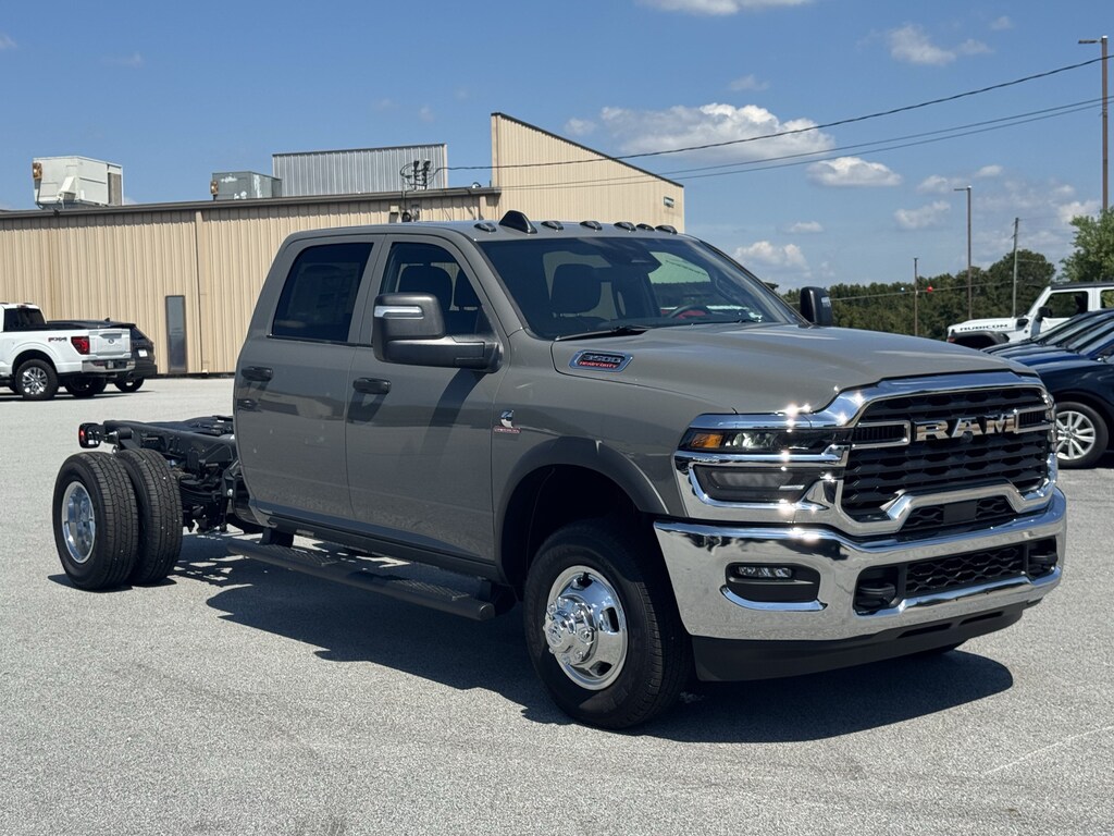 New 2026 Ram 3500 Chassis Cab TRADESMAN CREW 4X4 60' CA Pickup