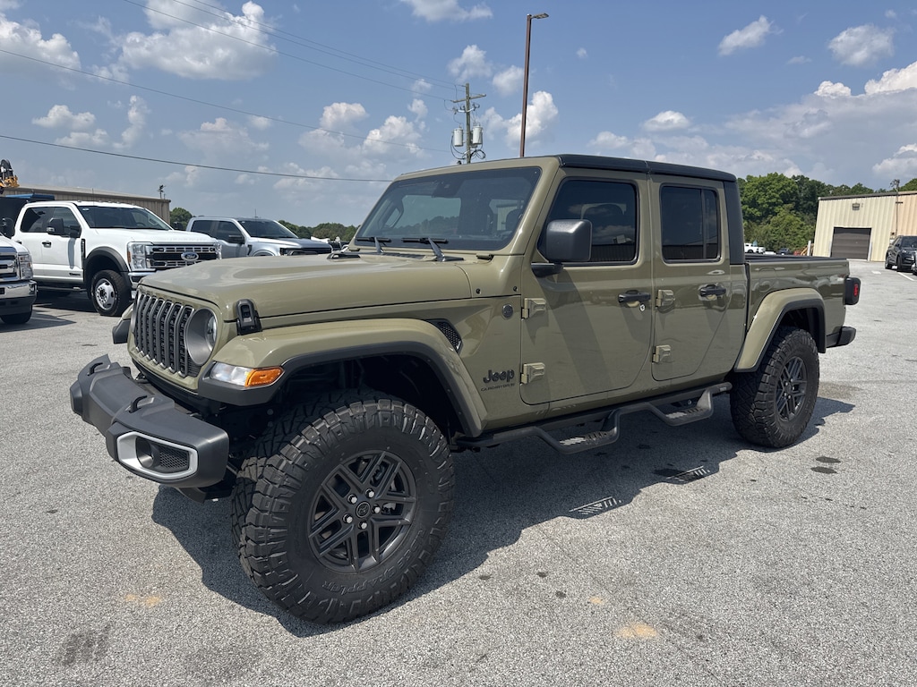 New 2025 Jeep Gladiator SPORT S 4X4 Pickup