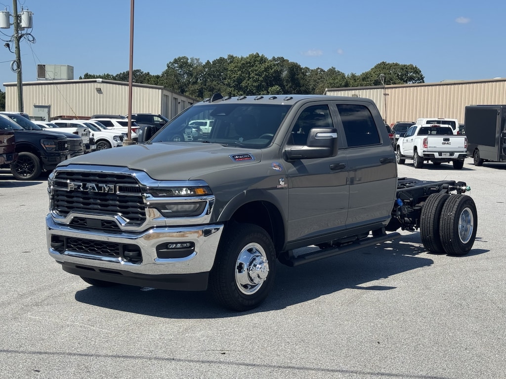 New 2026 Ram 3500 Chassis Cab TRADESMAN CREW 4X4 60' CA Pickup