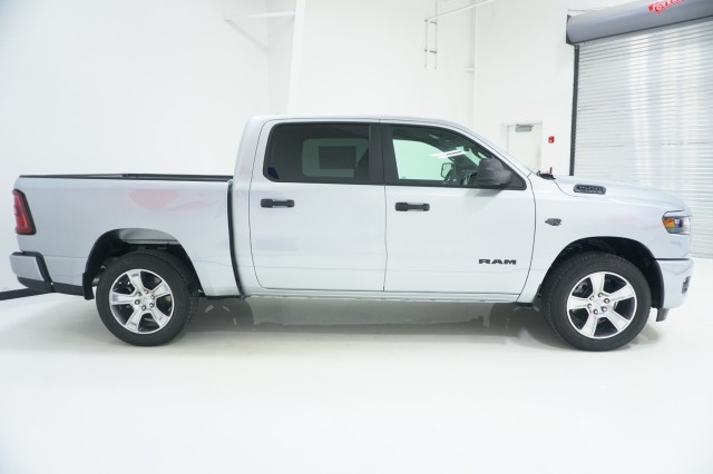 New 2027 Ram 1500 EXPRESS CREW CAB 4X2 5'7 BOX Pickup