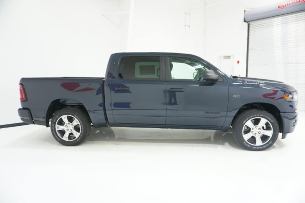 New 2027 Ram 1500 EXPRESS CREW CAB 4X2 5'7 BOX Pickup