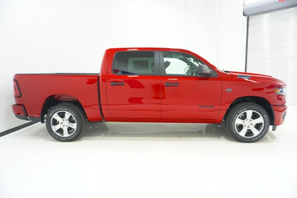 New 2027 Ram 1500 EXPRESS CREW CAB 4X2 5'7 BOX Pickup