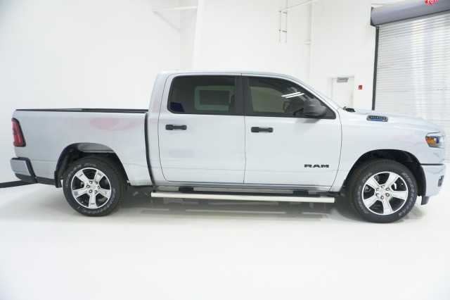New 2026 Ram 1500 EXPRESS CREW CAB 4X2 5'7 BOX Pickup