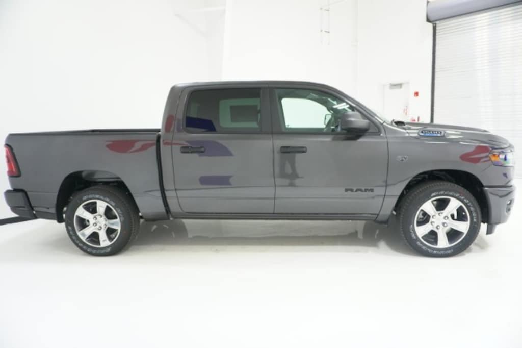 New 2027 Ram 1500 EXPRESS CREW CAB 4X2 5'7 BOX Pickup