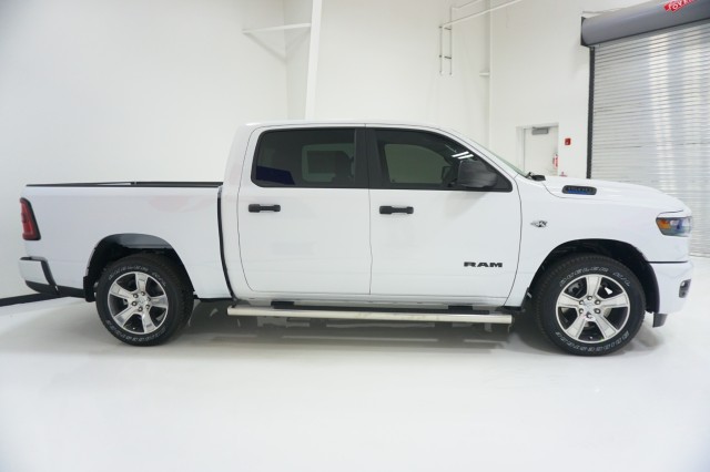 New 2026 Ram 1500 EXPRESS CREW CAB 4X2 5'7 BOX Pickup