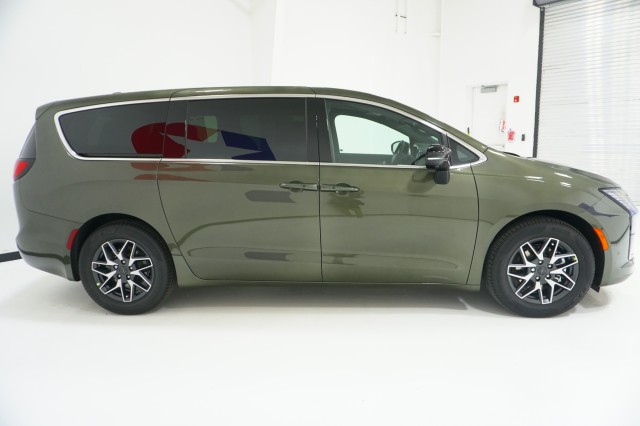 New 2027 Chrysler Pacifica LIMITED Passenger Van