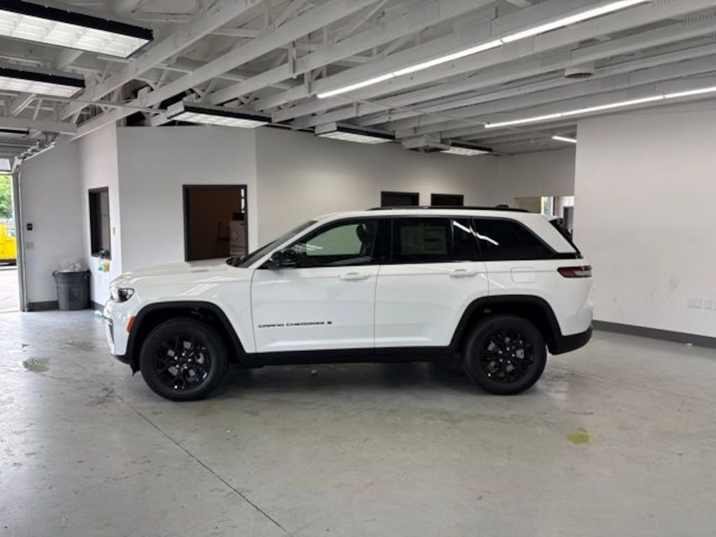 New 2026 Jeep Grand Cherokee LAREDO ALTITUDE 4X4 Sport Utility
