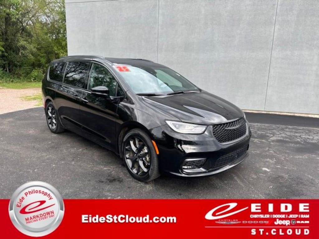 Used 2025 Chrysler Pacifica Limited Van Passenger Van
