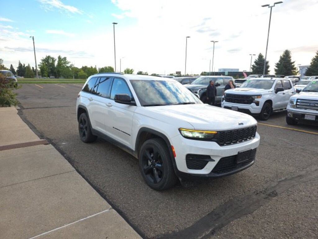 Used 2023 Jeep Grand Cherokee Laredo SUV