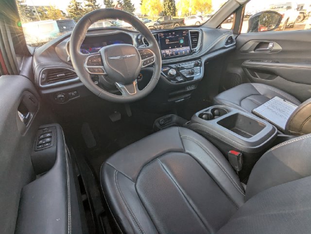Used 2025 Chrysler Pacifica Select AWD Minivan/Van
