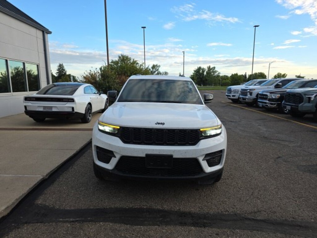 Used 2023 Jeep Grand Cherokee Laredo SUV
