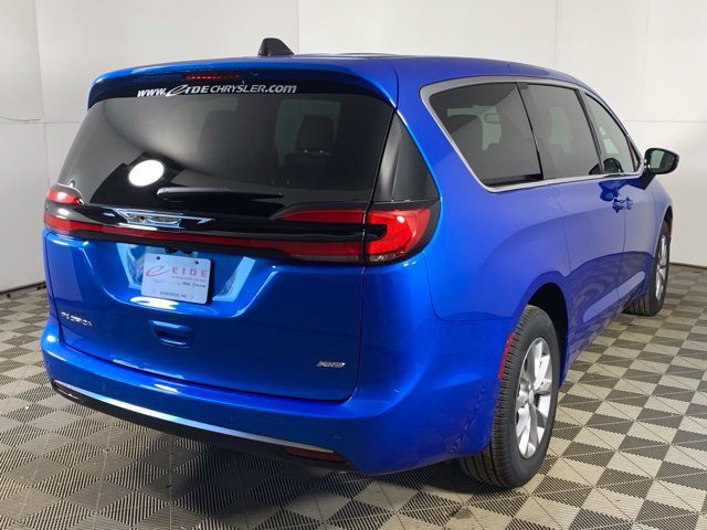 New 2027 Chrysler Pacifica SELECT AWD Passenger Van