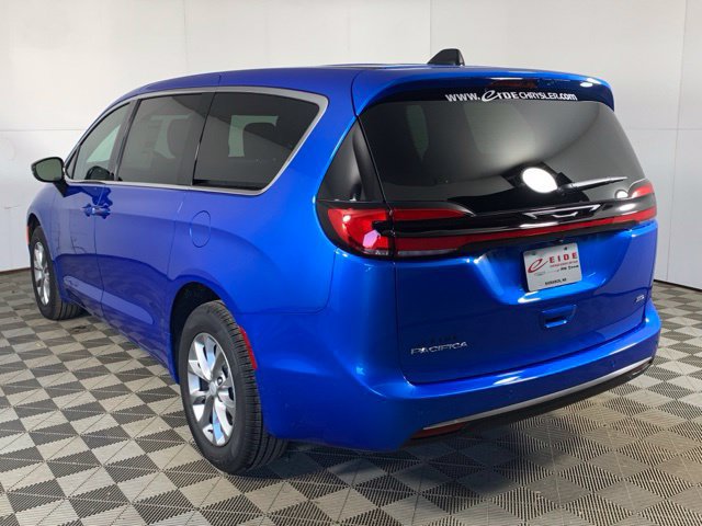 New 2027 Chrysler Pacifica SELECT AWD Passenger Van