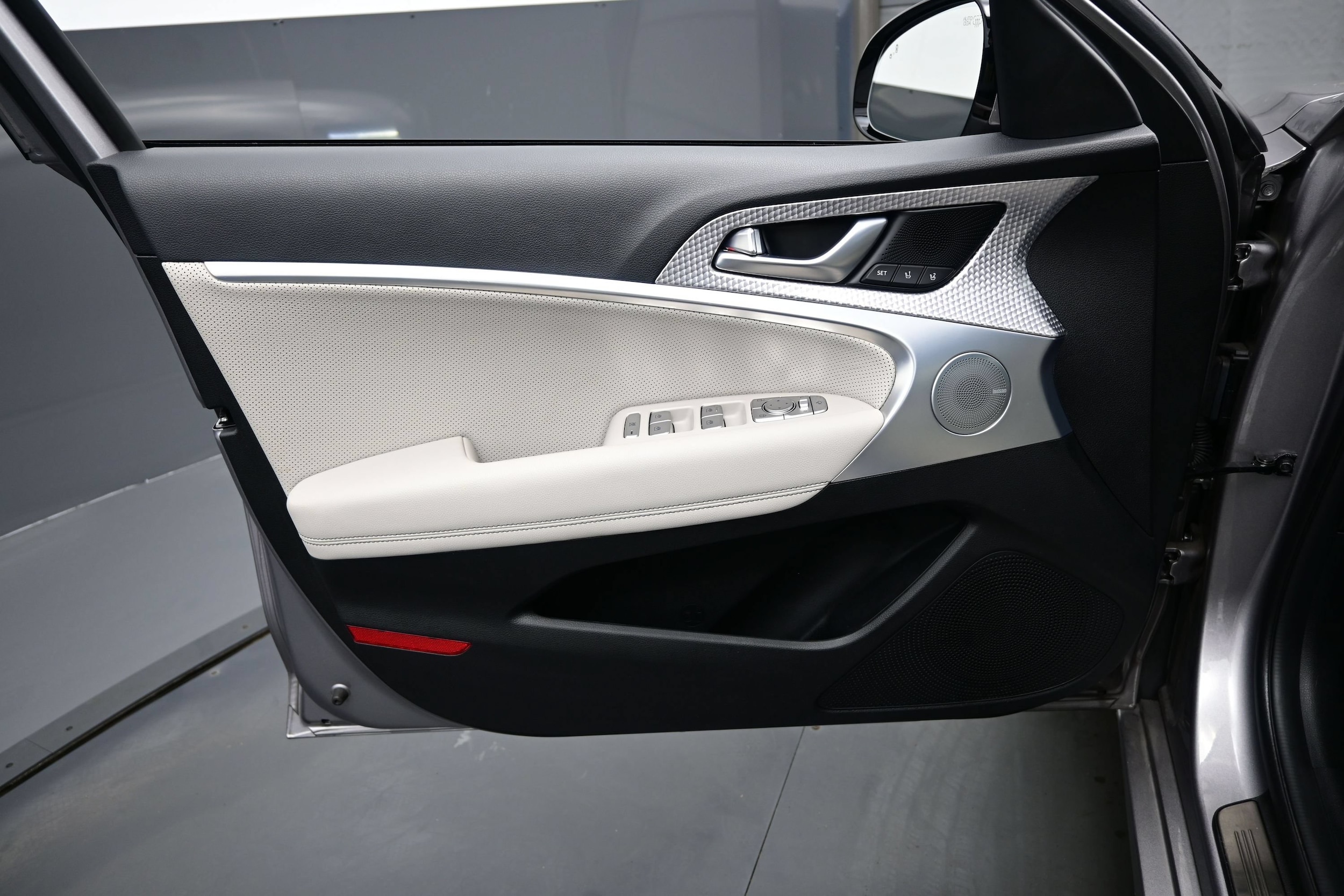 2023 GENESIS G70 Standard - Photo 9