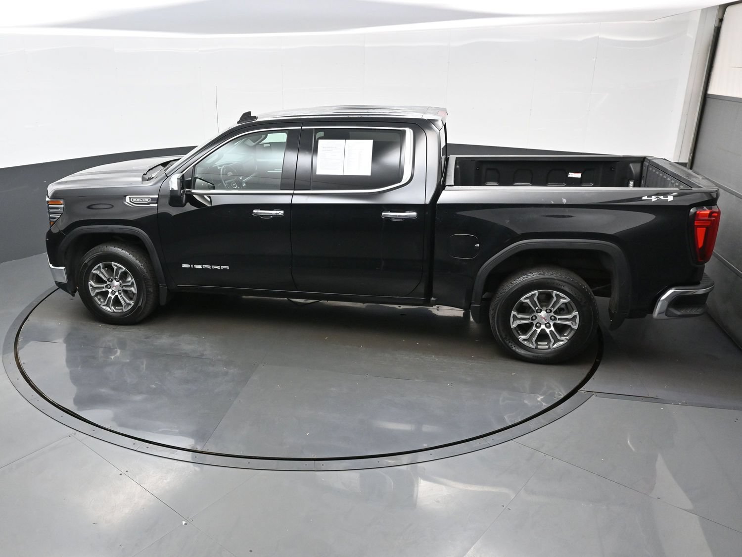 2025 GMC Sierra 1500 SLT - Photo 33