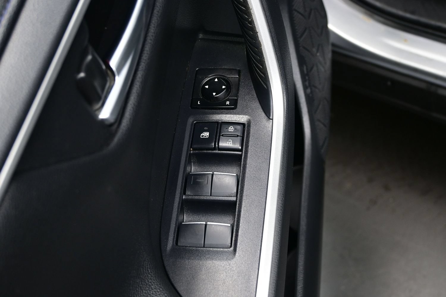 2020 Toyota RAV4 XSE - Photo 10