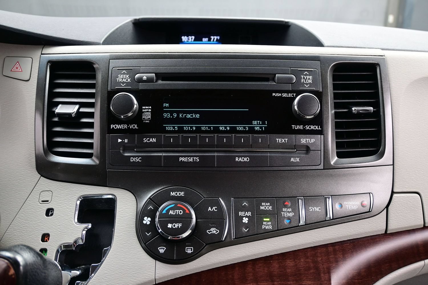 2014 Toyota Sienna XLE - Photo 18