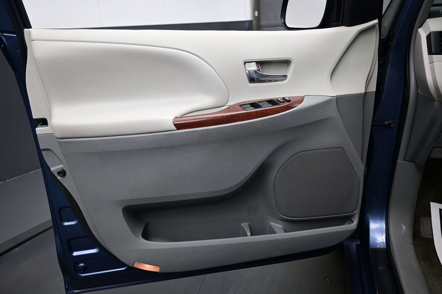 2014 Toyota Sienna XLE - Photo 8