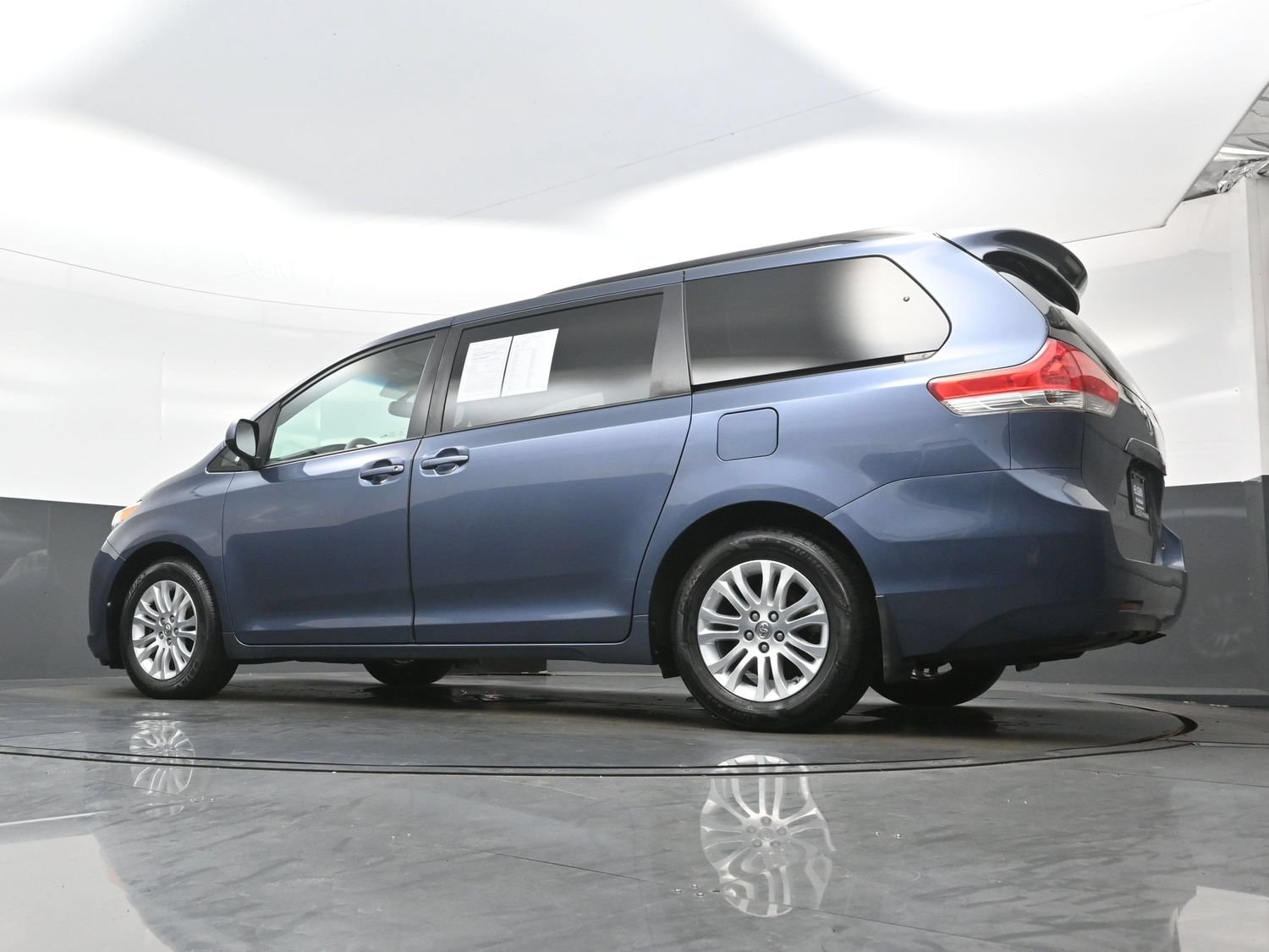 2014 Toyota Sienna XLE - Photo 25