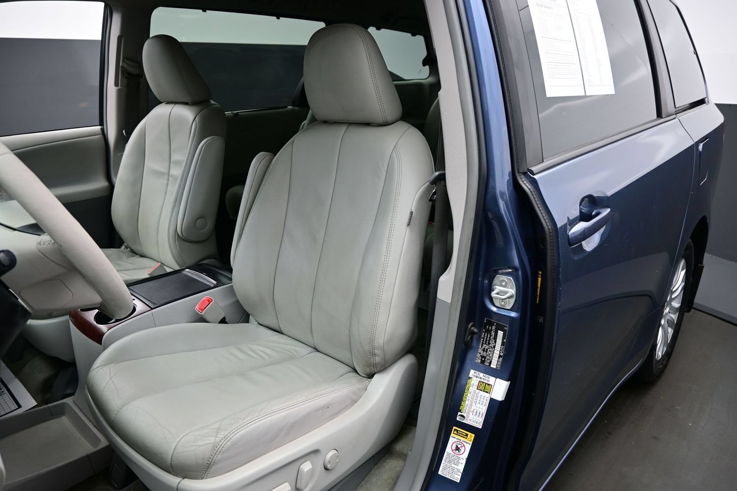 2014 Toyota Sienna XLE - Photo 9