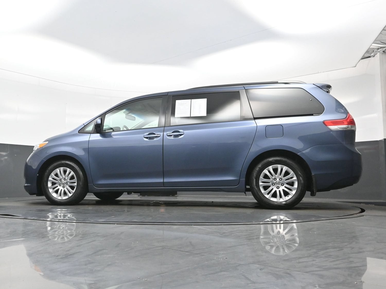 2014 Toyota Sienna XLE - Photo 24