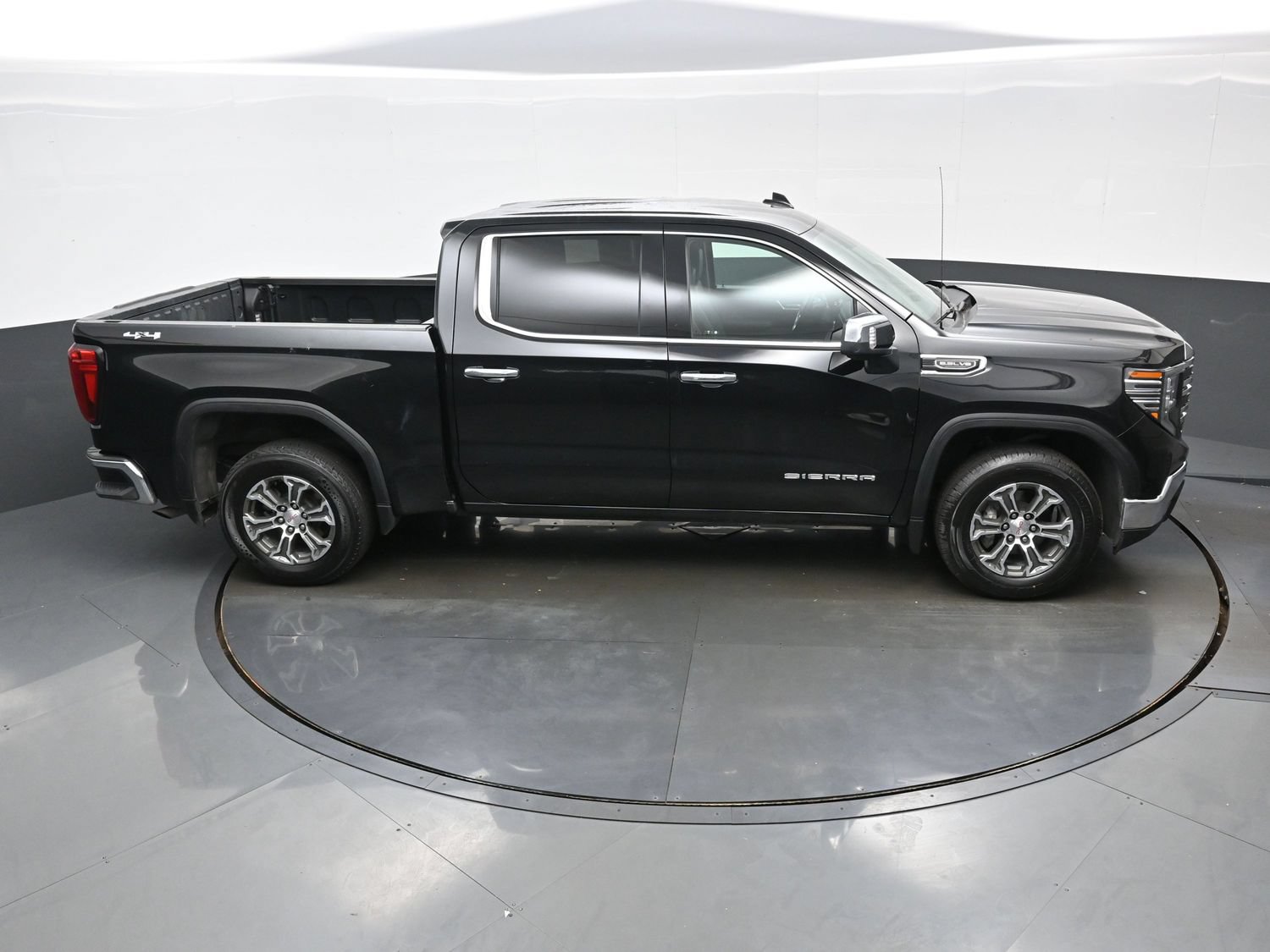 2025 GMC Sierra 1500 SLT - Photo 37