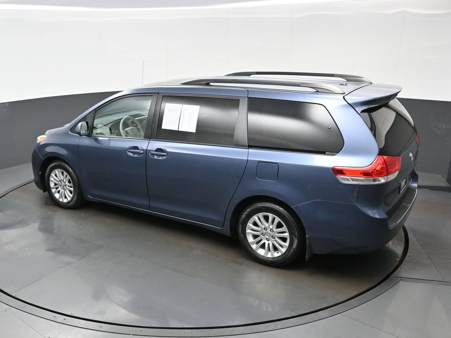 2014 Toyota Sienna XLE - Photo 32