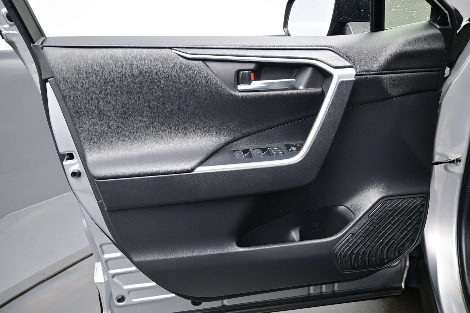 2020 Toyota RAV4 XSE - Photo 9
