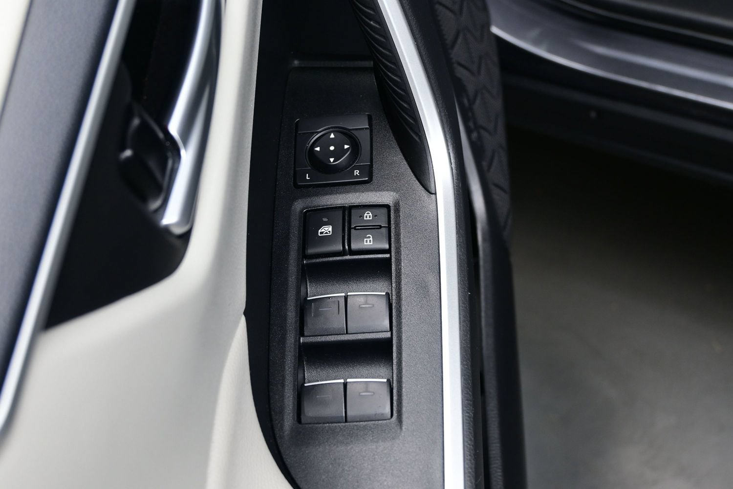 2025 Toyota RAV4 XLE Premium - Photo 10