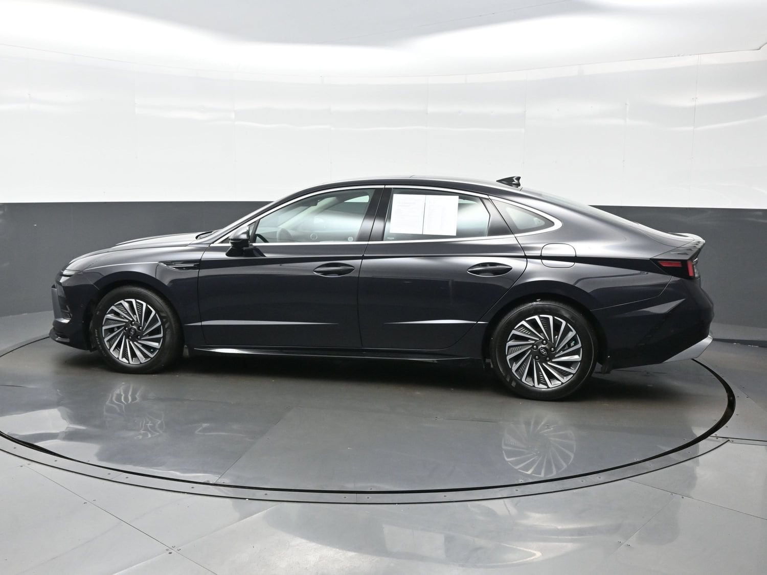 2026 Hyundai Sonata Hybrid Limited - Photo 3