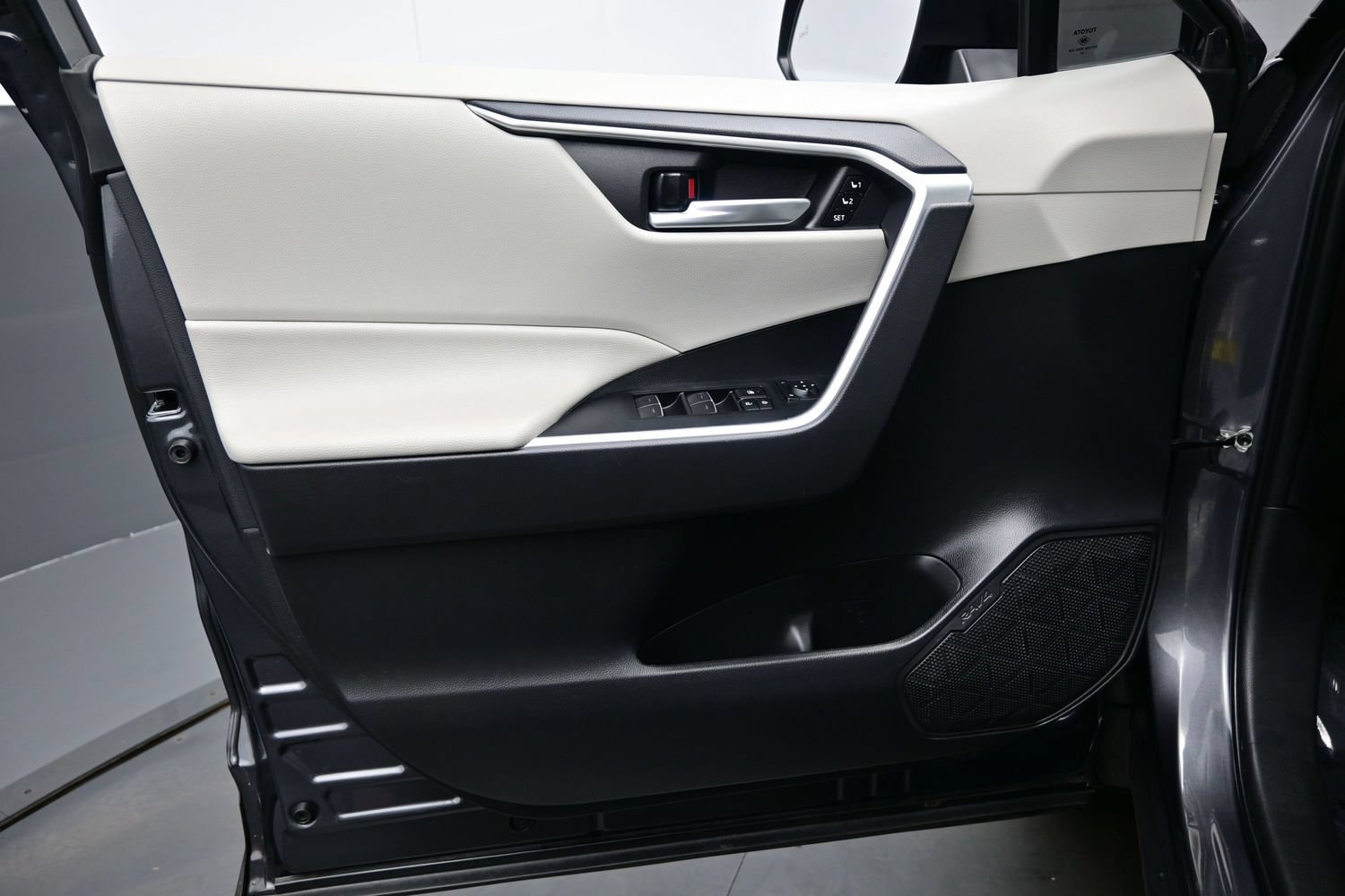 2025 Toyota RAV4 XLE Premium - Photo 9