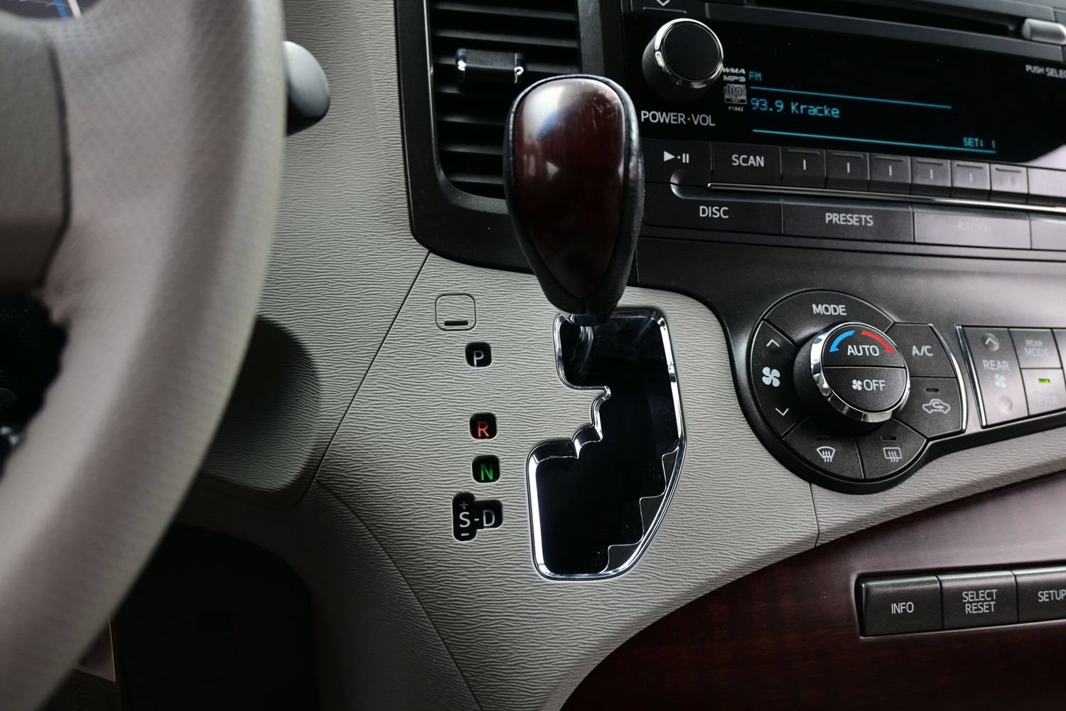 2014 Toyota Sienna XLE - Photo 20