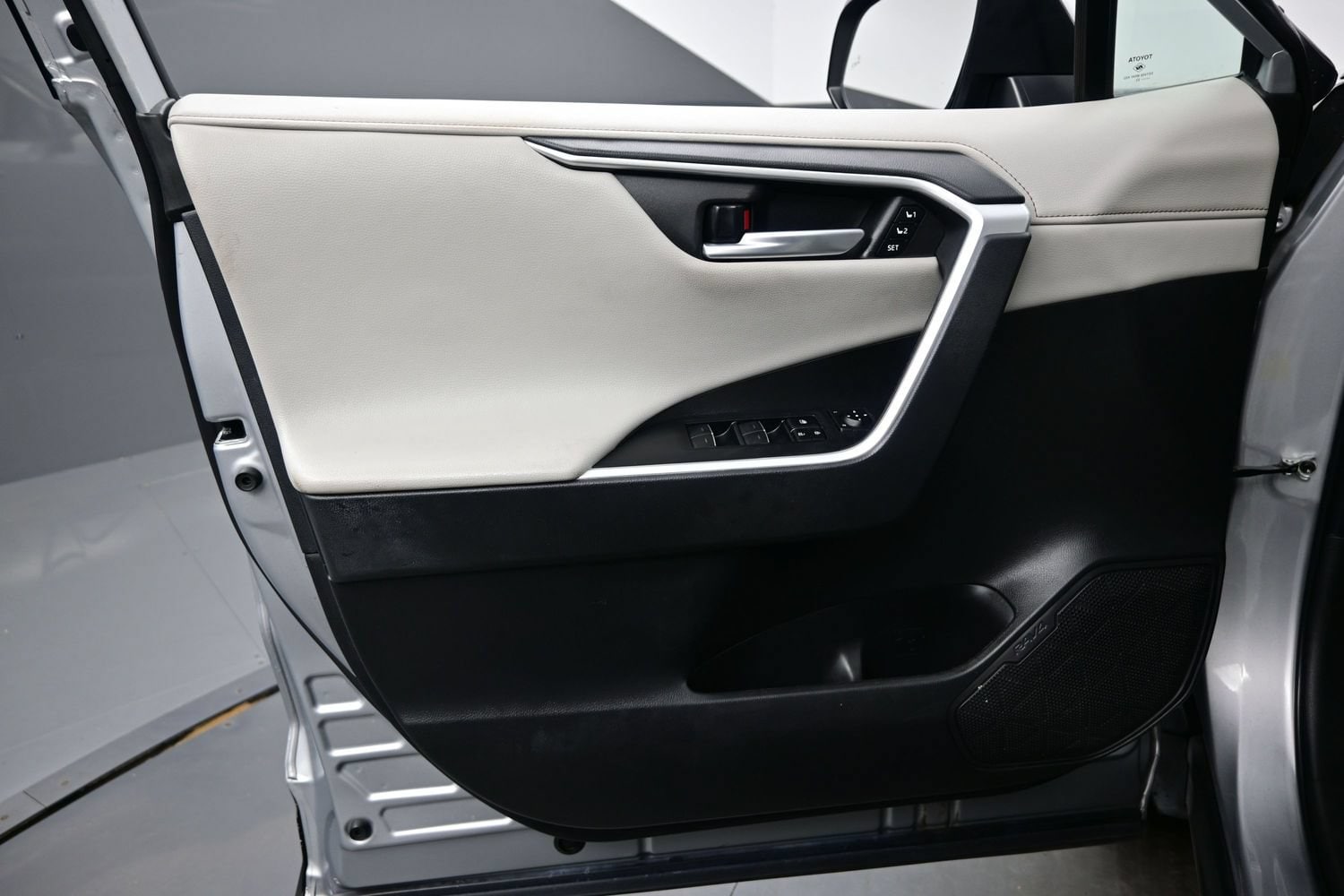2023 Toyota RAV4 Limited - Photo 9