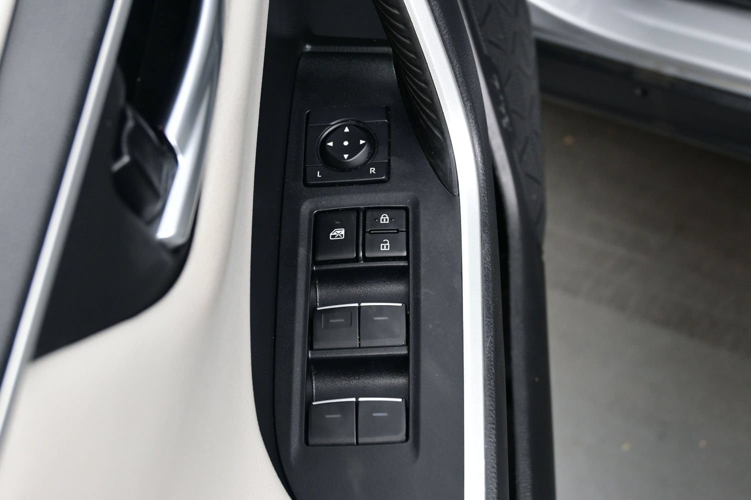 2023 Toyota RAV4 Limited - Photo 10